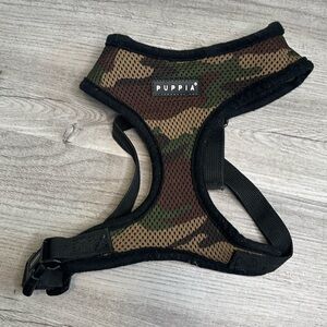 Puppia camo print dog harness. Size M